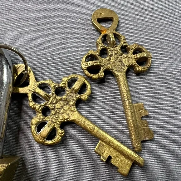 Vintage Solid Brass Indian Padlock w/ Keys – Hindu Motif – Heavy Decorative Lock - Picture 2 of 11